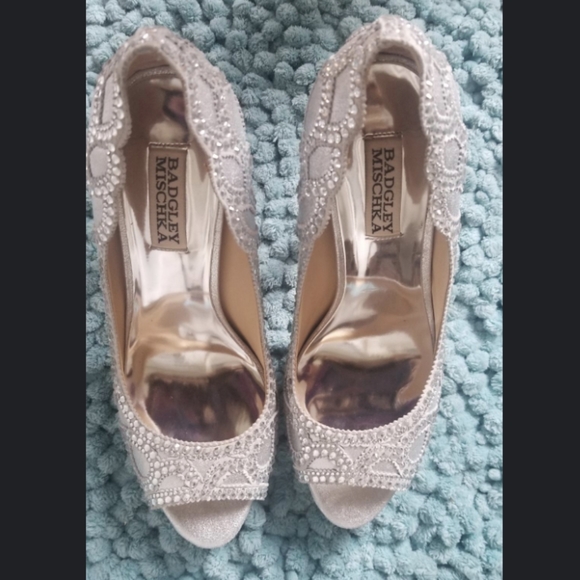 Badgley Mischka Silver Heels (8) - Picture 4 of 4